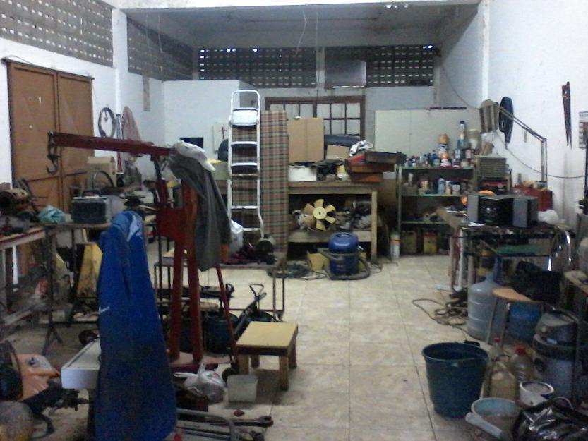Excelente área 1.500 m2 de área 30x50 com 4 galpões