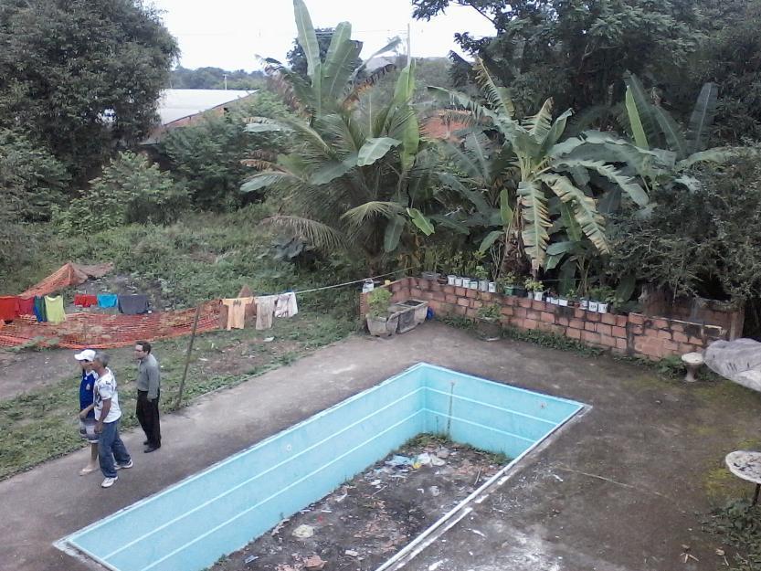 Excelente área 1.500 m2 de área 30x50 com 4 galpões