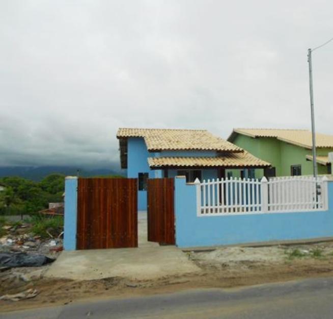 Casa de praia em Maricá.Com condução na porta e fácil acesso á comércio.Vai á pé pra praia