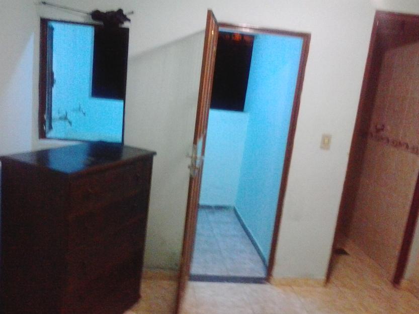 Quarto  com suite e area de tanque ..400 reais..incluido agua e luz..sem  fiador