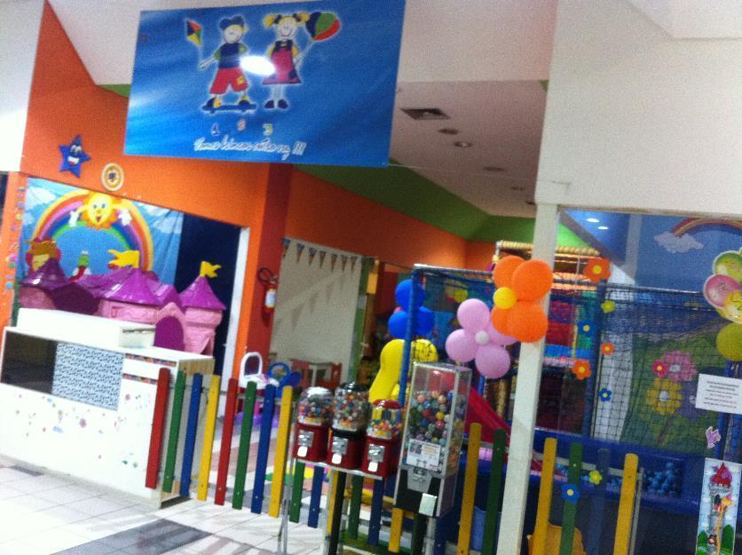 Espaço de recreação infantil com diversos brinquedos.