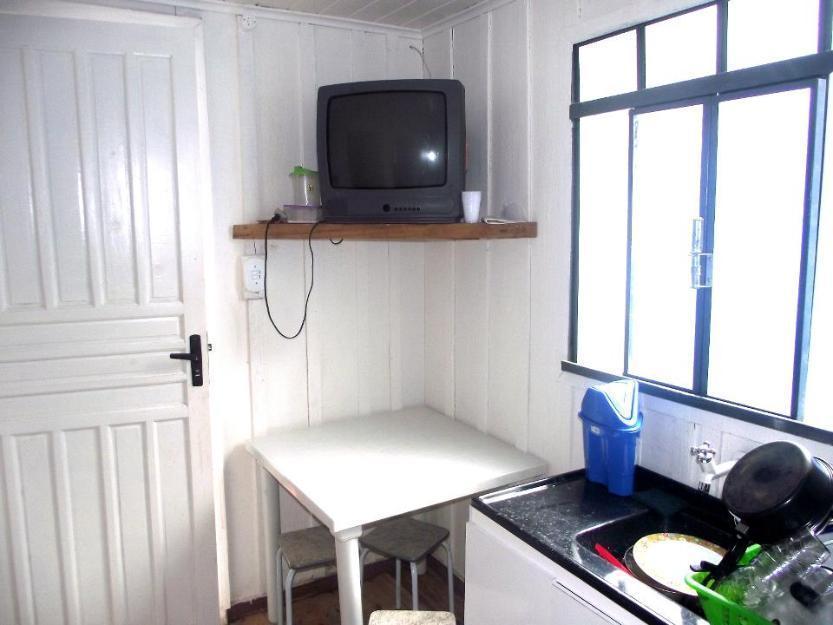 Casa dois quartos cozinha e banheiro. 450 por mês. contas inclusas