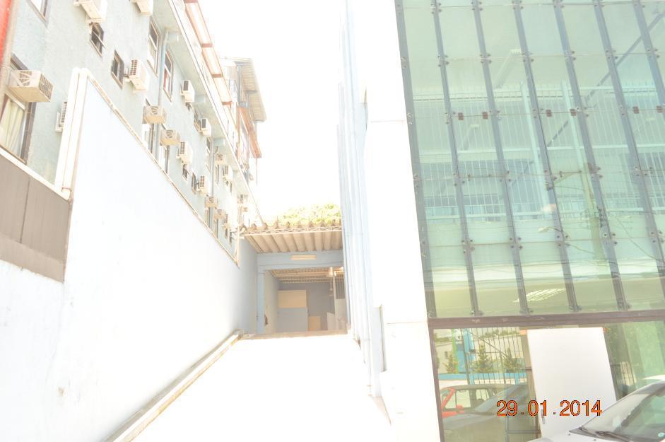 Prédio com 573 metros quadrados e três andares em Interlagos para locação ou venda.