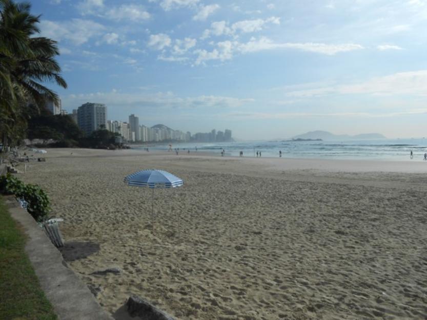 Apto Temporada no Guarujá a 250m da Praia das Astúrias. Tudo a pé.