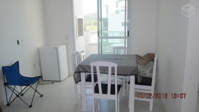 Apartamento de 02 dorm. com esc. pública