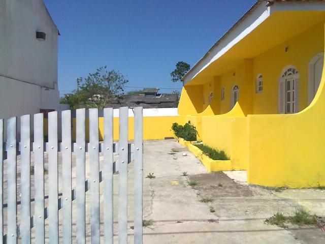 Vila com 3 casas em Iguaba Grande