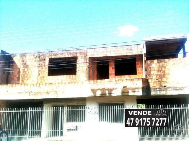 440- Casa de 2 pisos, em construção em Bal. Cambor