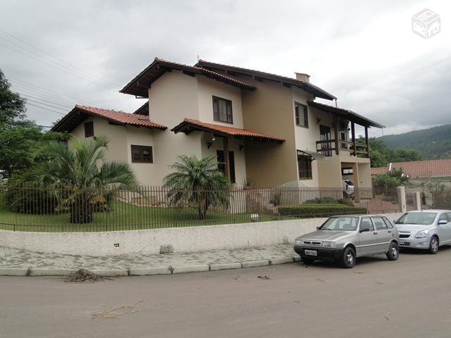 Casa 239 m2, com piscina, fora de cheia Rio do Sul