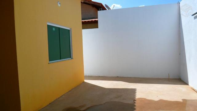 Casa nova com 03 quartos, bairro Saramanta