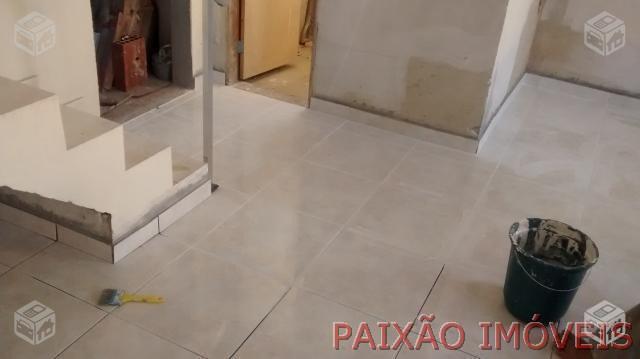 Apartamento na Est. do Cachamorra em Cond.Fechado