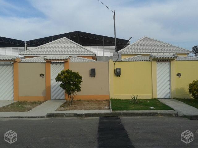 Lindas Casas com 2 qts e quintal em santa cruz
