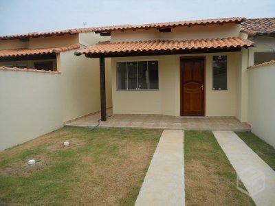 Casa linda com 2qts,suites,dispensa,pertinho praia