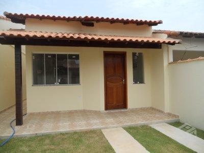 Casa linda com 2qts,suites,dispensa,pertinho praia