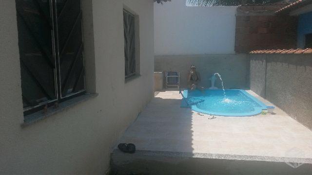 Casa linear 2 qts em centro de terreno com piscina