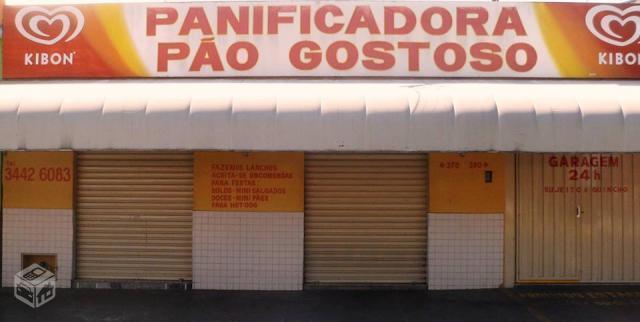 Prédio comercial,com padaria na frente