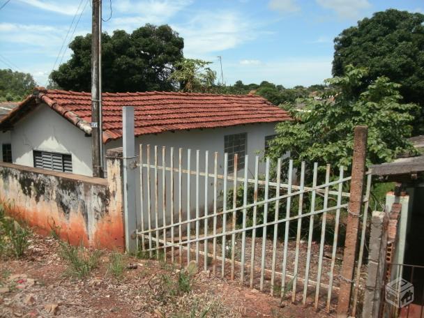 Pequena casa e terreno 10x55 frente para 2 ruas