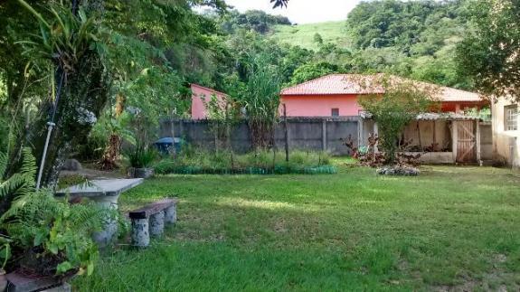 Casa com amplo terreno em Guaratiba
