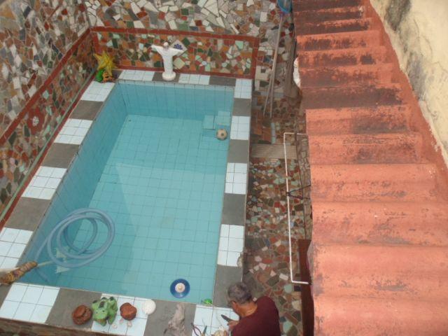 Linda casa na urucânia com piscina
