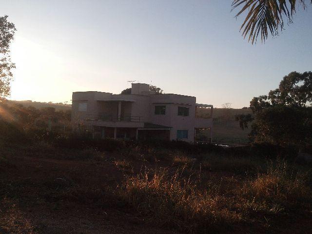 Casas e lotes no condomínio Serra Verde