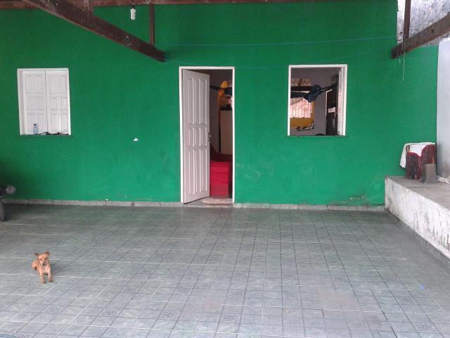 Casa espaçosa, na rua da feira, perto da área comercial do manoa