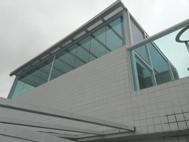 Sacada de vidro, cobertura em policarbonato, estrutura em alumínio, porta, portão.