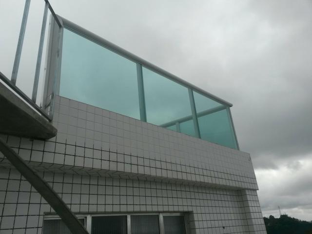 Sacada de vidro, cobertura em policarbonato, estrutura em alumínio, porta, portão.