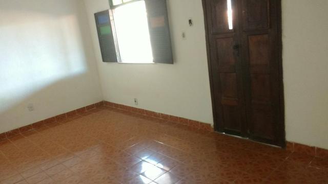 Aluga se uma casa com 2/4 sala cozinha banheiro em mussurunga