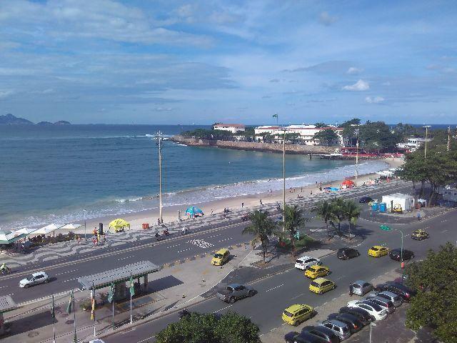 Em frente a praia de Copacabana