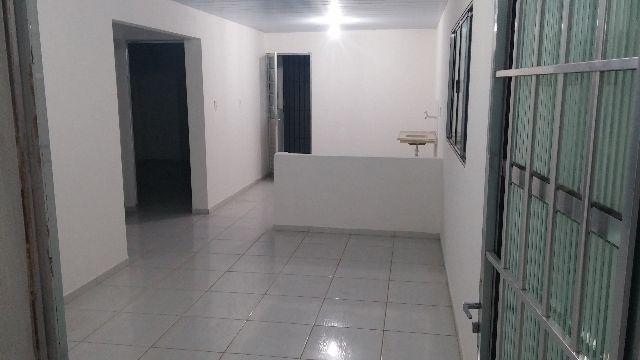 Aluga-se Apto. em São Lourenço com 2 quartos, sala, cozinha, banheiro e área de serv