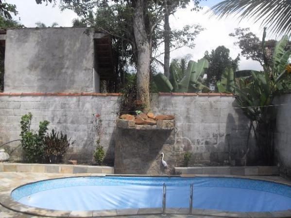 Casa com piscina no Guarau