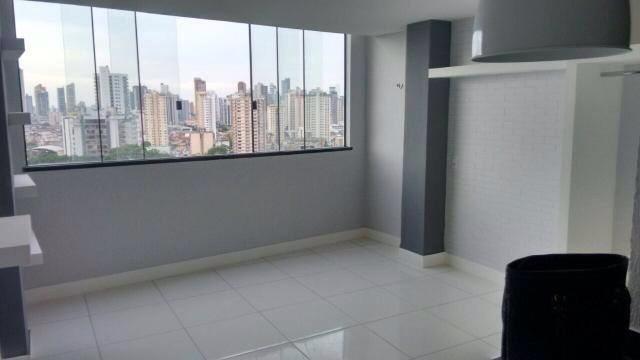 Apartamento tipo studio renovado na frente da Praça Presidente Vargas