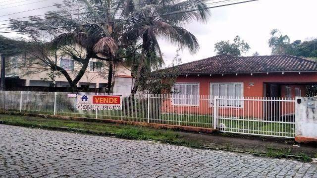 Terreno Comercial/Residencial, 686m² sendo 20,5 frente com casa de alvenaria