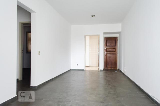 APARTAMENTO no 1º andar com 2 dormitórios e 1 garagem