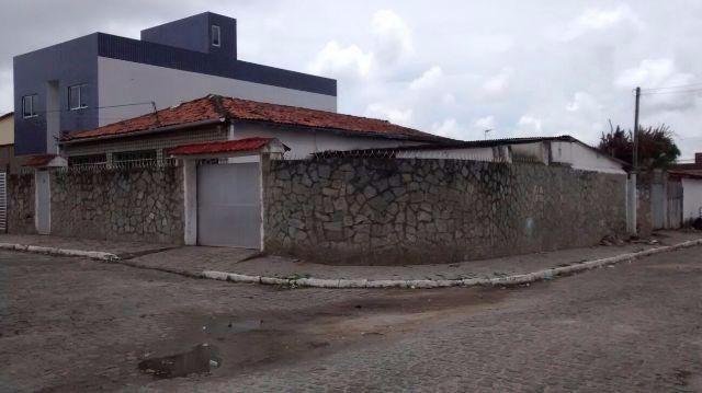 Duas casas e um kitchenette na esquina Mangabeira IV