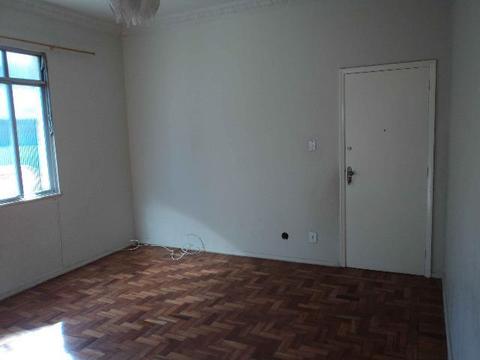 Apartamento 2 quartos. Vila da Penha. Praça do Carmo